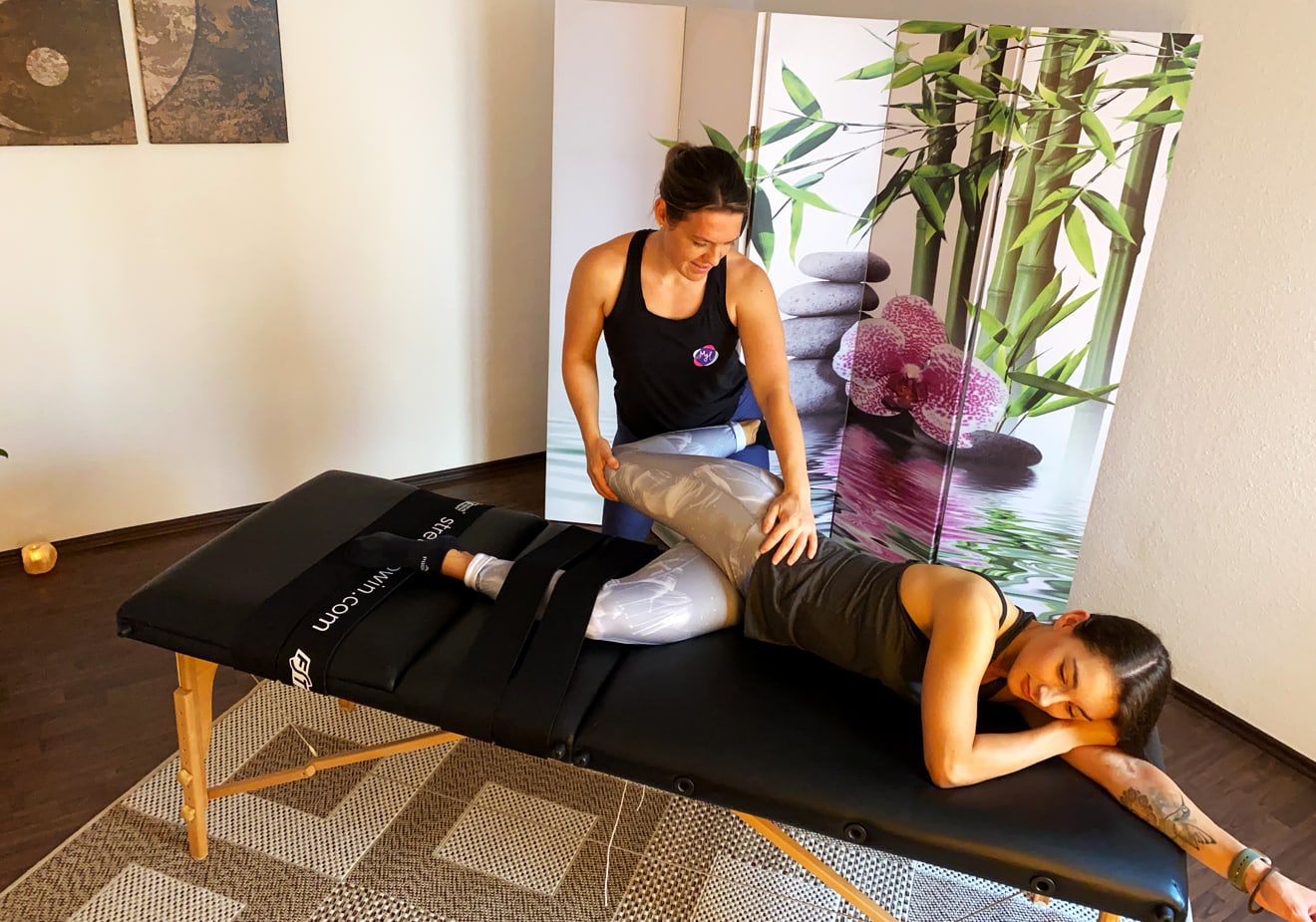 Faszien Training Stuttgart in Form von Faszialem Stretching auf der Liege - Melanie Heilemann